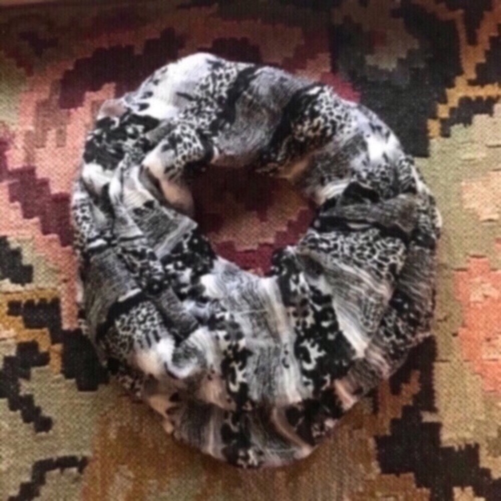 NWOT Black/White Infinity Scarf